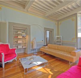 Spacious 4 Bedroom Apartment in Stunning Cortona Town, Sleeps 8